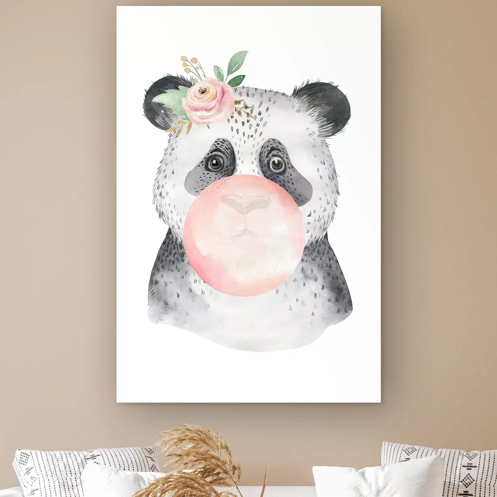 Bellenblazende panda aan de muur boven een witte bank met kussens