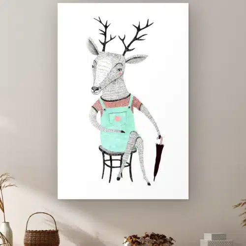 Geschilderd hert aan de muur boven een kast met een rieten mandje