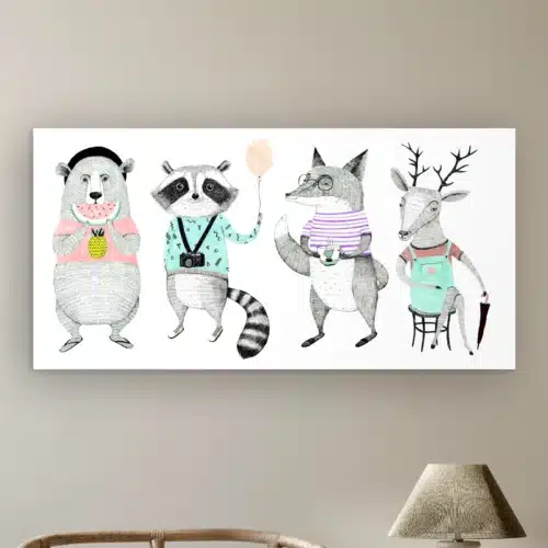 Geschilderde dieren aan de muur boven een rotan stoel en een tafellamp