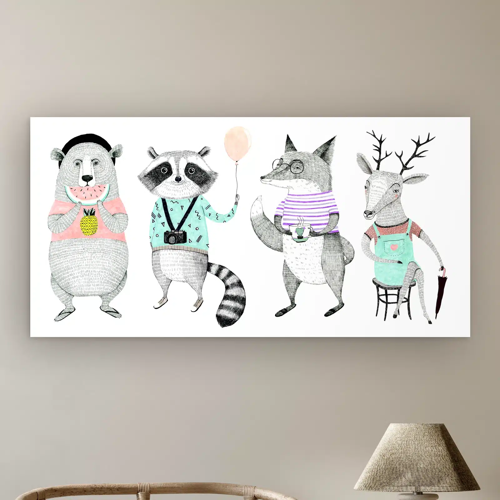 Geschilderde dieren aan de muur boven een rotan stoel en een tafellamp