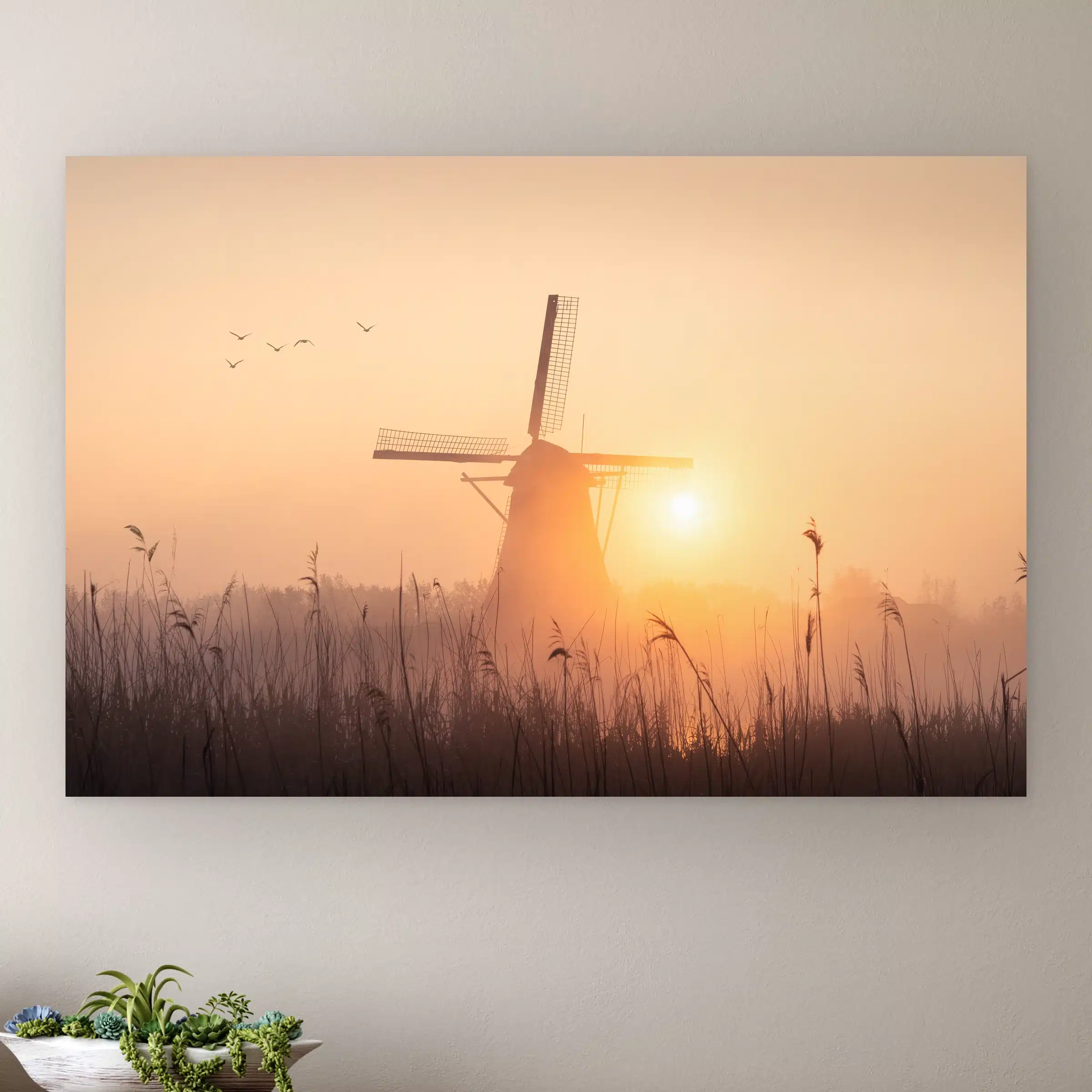Molen wanddecoratie: molen van Kinderdijk als silhouet in oranje ochtendmist met ganzen en riet, als artframe aan de muur