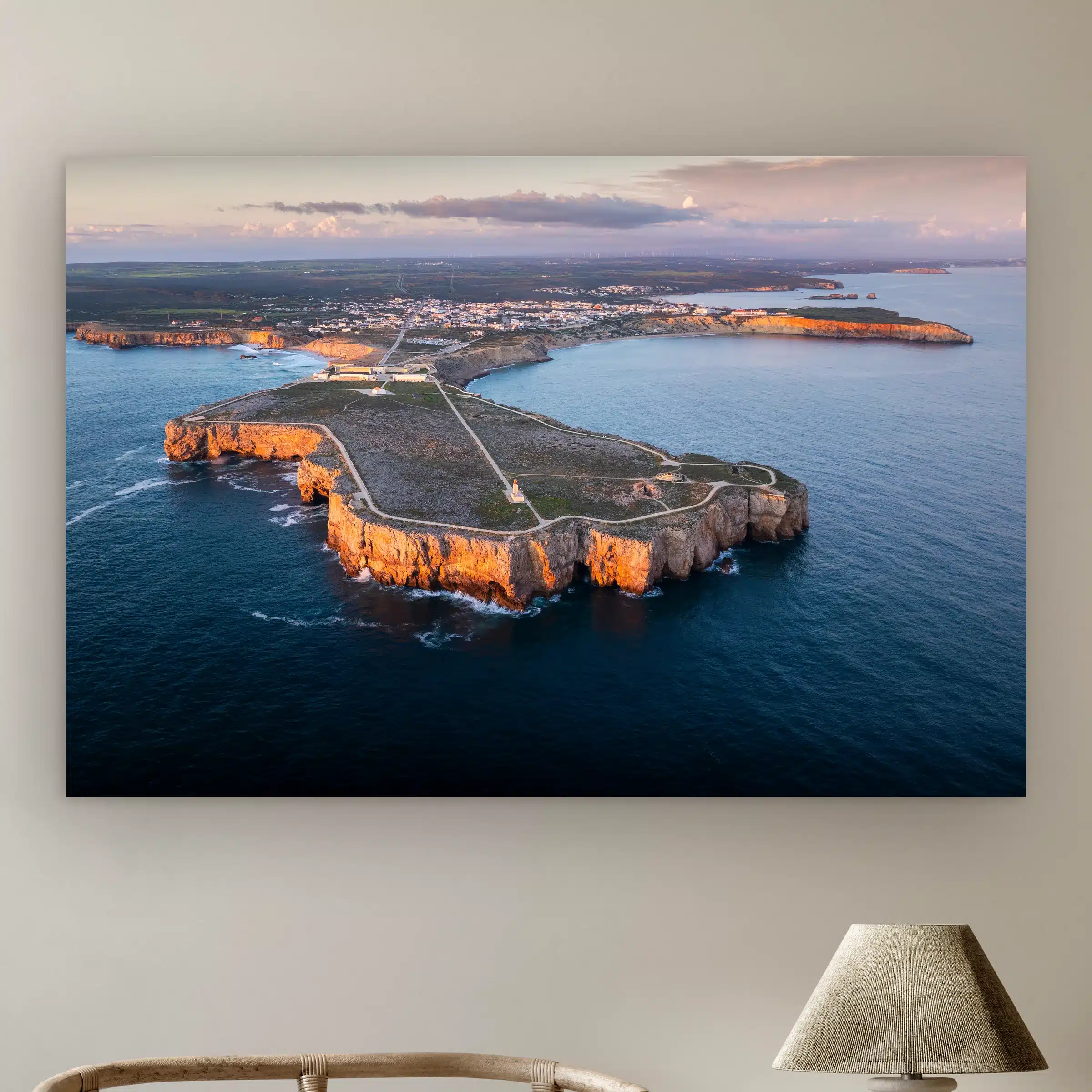 Zee wanddecoratie: de landtong van Sagres met fort en vuurtoren in diepblauwe oceaan bij zonsondergang, als artframe