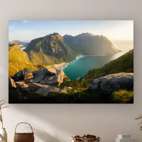 Bergen wanddecoratie: baai van Kvalvika met turquoise water tussen groene bergen in de avondzon, als artframe