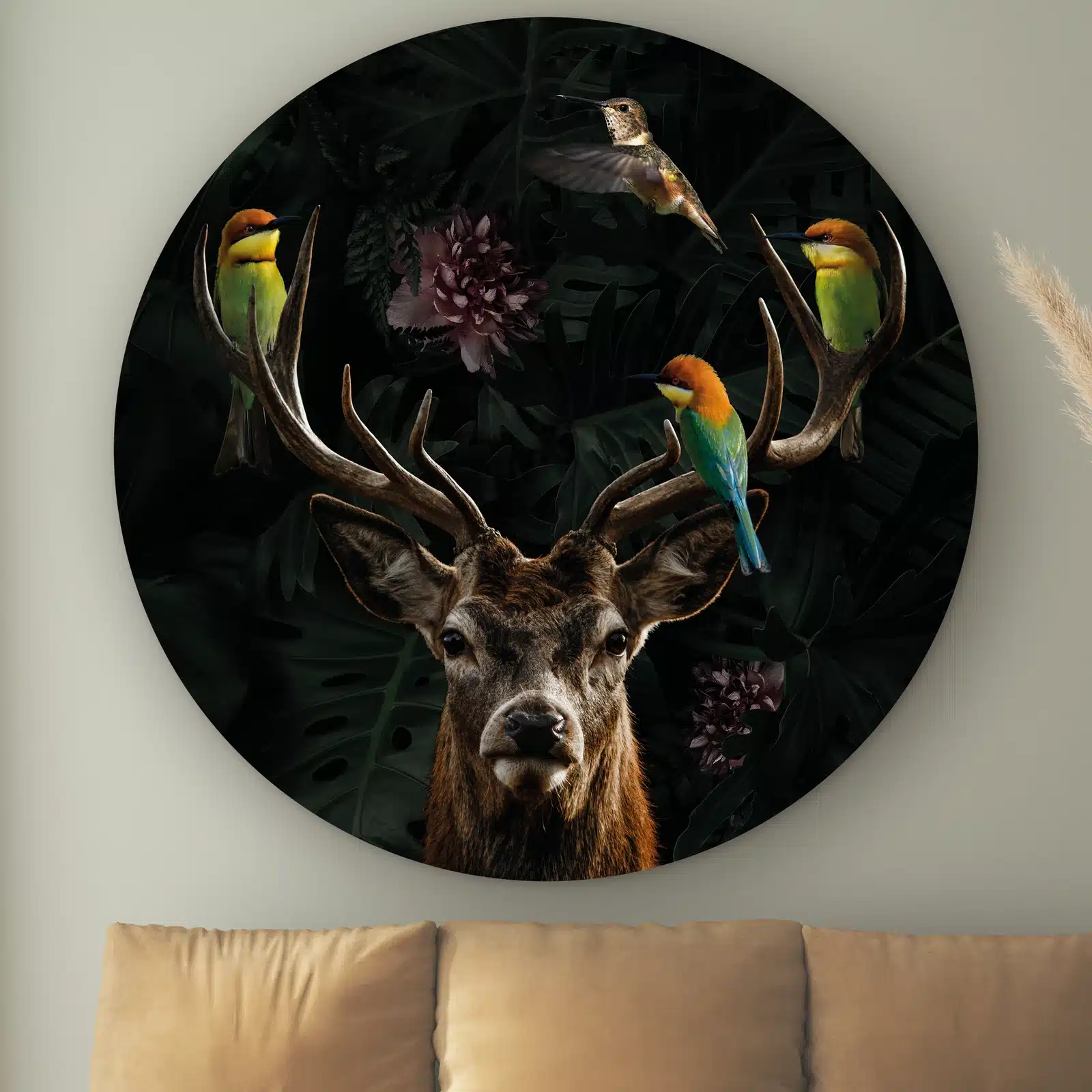Muurcirkel Hert met vogels aan de muur boven een cognac bank