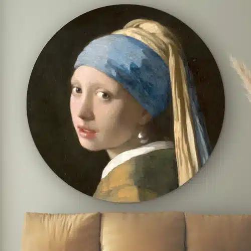 Muurcirkel Het meisje met de parel van Johannes Vermeer aan de muur boven een cognac bank