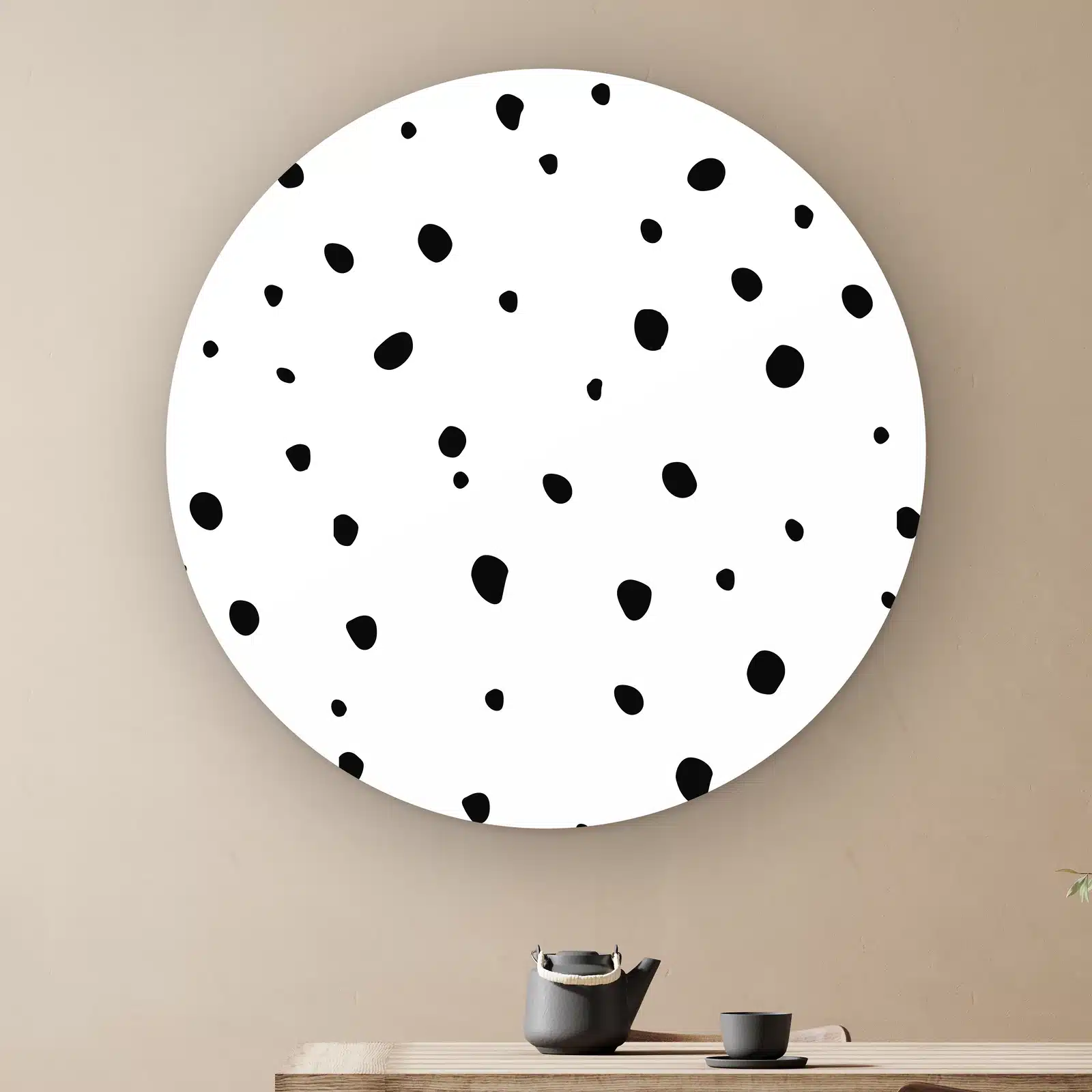 Muurcirkel Stippen aan de muur boven een houten tafel met theepot