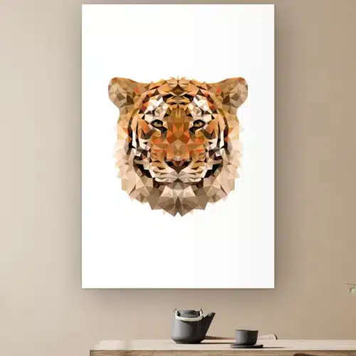 Pixxi tijger aan de muur boven een houten tafel met theepot