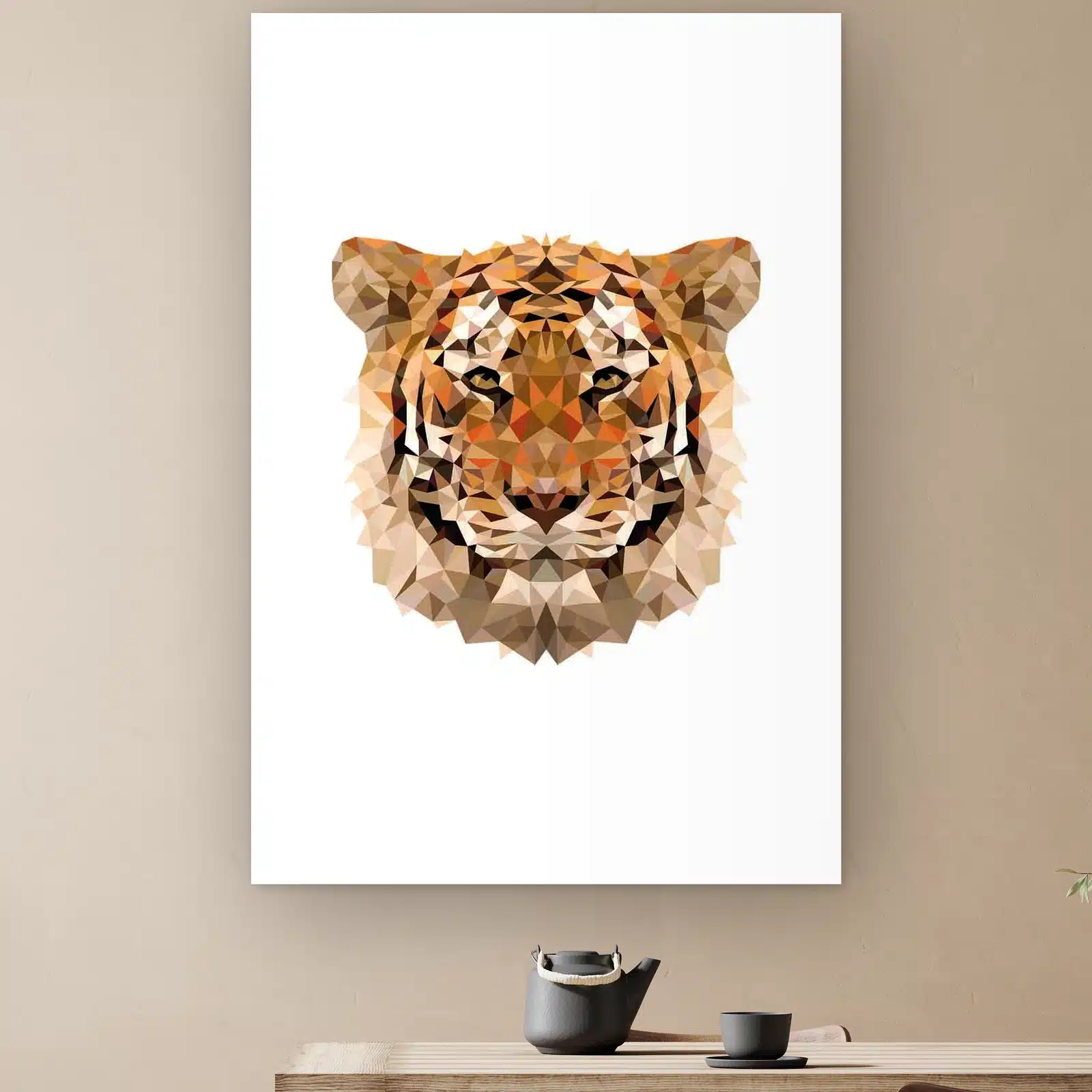 Pixxi tijger aan de muur boven een houten tafel met theepot