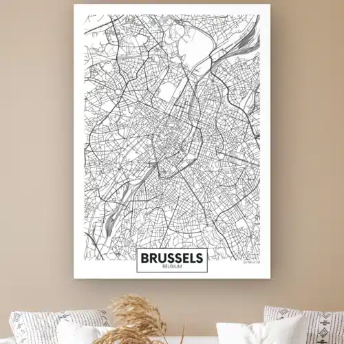 Plattegrond Brussel aan de muur boven een witte bank met kussens