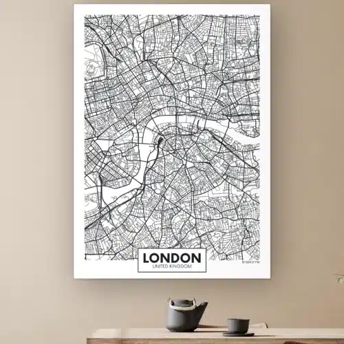 Plattegrond Londen aan de muur boven een houten tafel met theepot