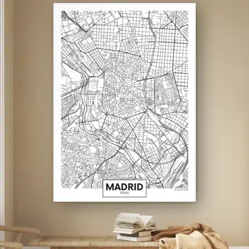 Plattegrond Madrid aan de muur boven een houten bankje met boeken