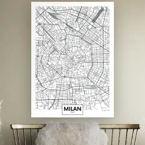 Plattegrond Milaan aan de muur boven een houten bankje met schapenvacht