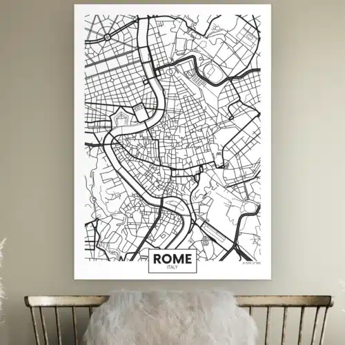 Plattegrond Rome aan de muur boven een houten bankje met schapenvacht
