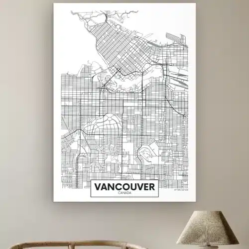 Plattegrond Vancouver aan de muur boven een rotan stoel en een tafellamp