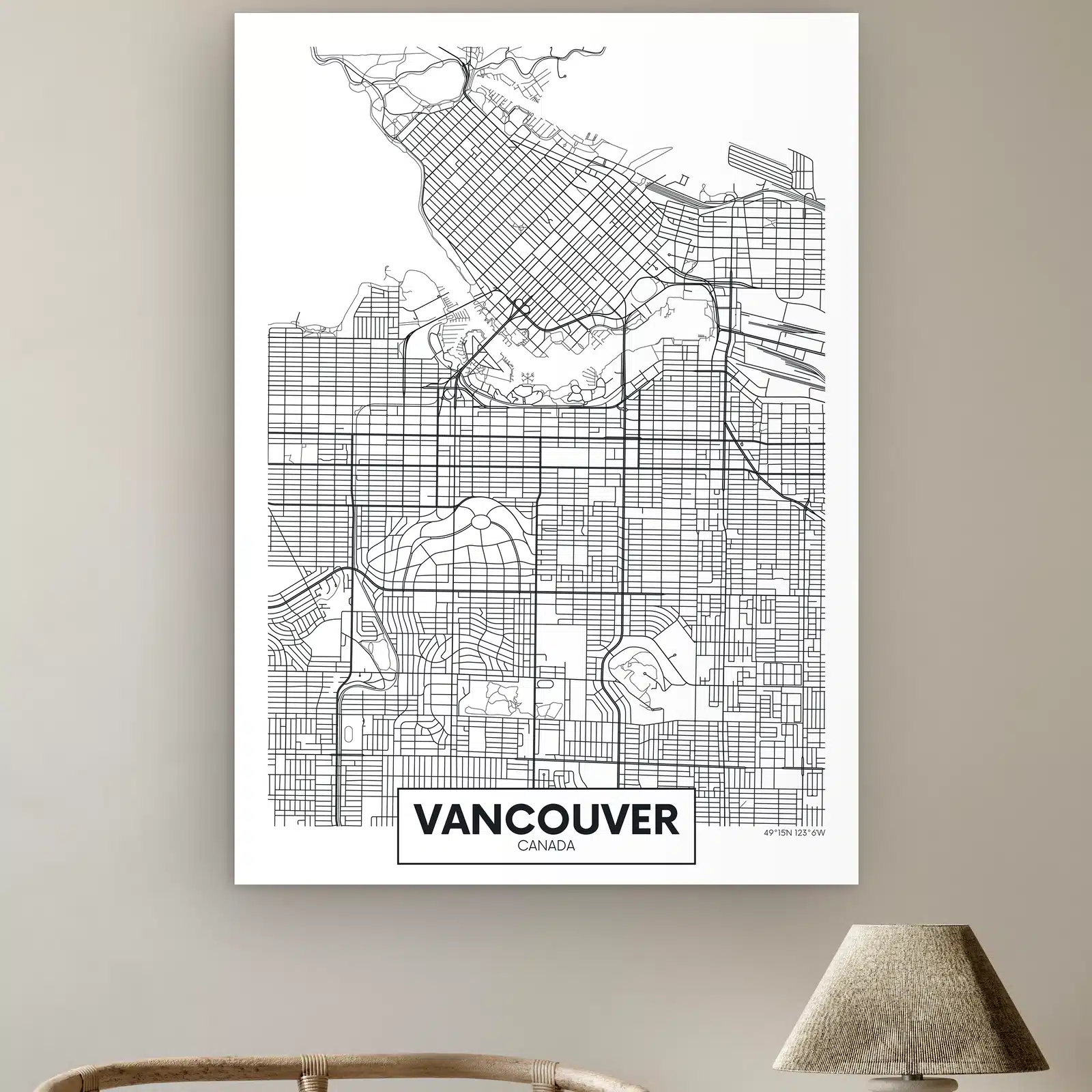 Plattegrond Vancouver aan de muur boven een rotan stoel en een tafellamp