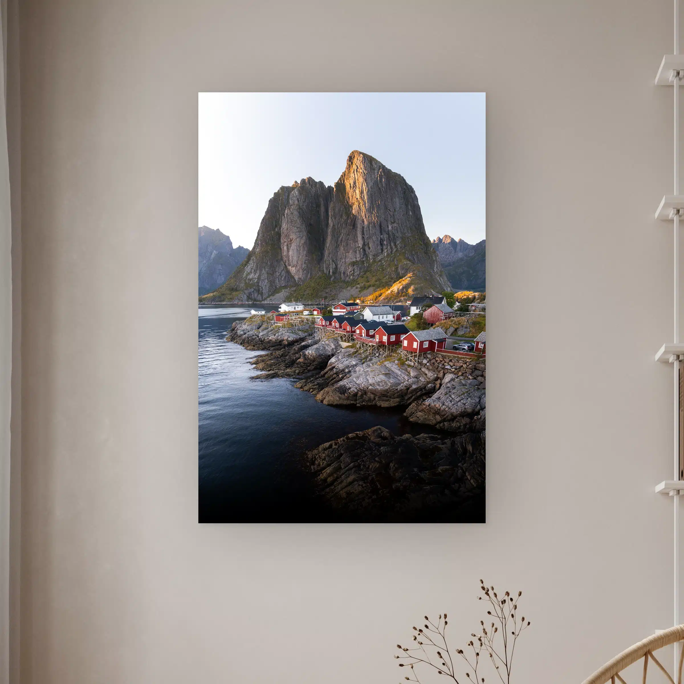 Lofoten wanddecoratie: rode vissershuisjes van Hamnøy aan het water onder een granieten bergtop, als artframe aan de muur