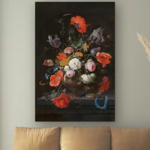 Stilleven met bloemen en een horloge van Abraham Mignon aan de muur boven een cognac bank