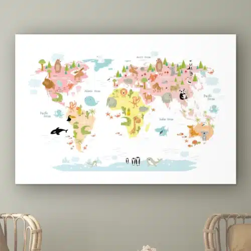 Wereldkaart dieren pastel aan de muur boven twee rotan stoelen