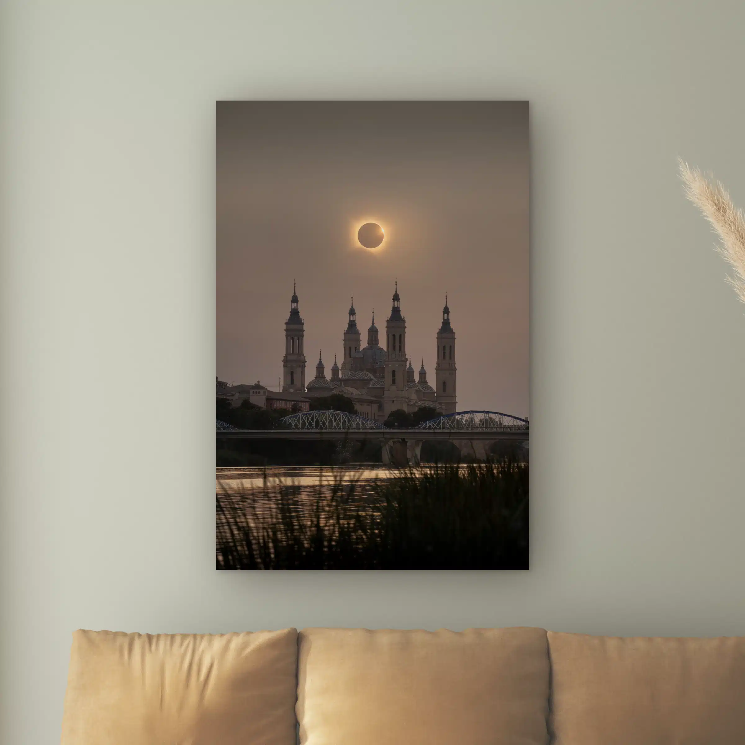 Zonsverduistering wanddecoratie: verduisterde zon boven de torens van de basiliek van Zaragoza en de Ebro, als artframe