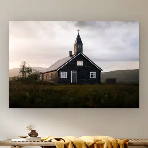 Noorwegen wanddecoratie: donkere houten kapel met witte kozijnen in een open heuvellandschap, als artframe aan de muur