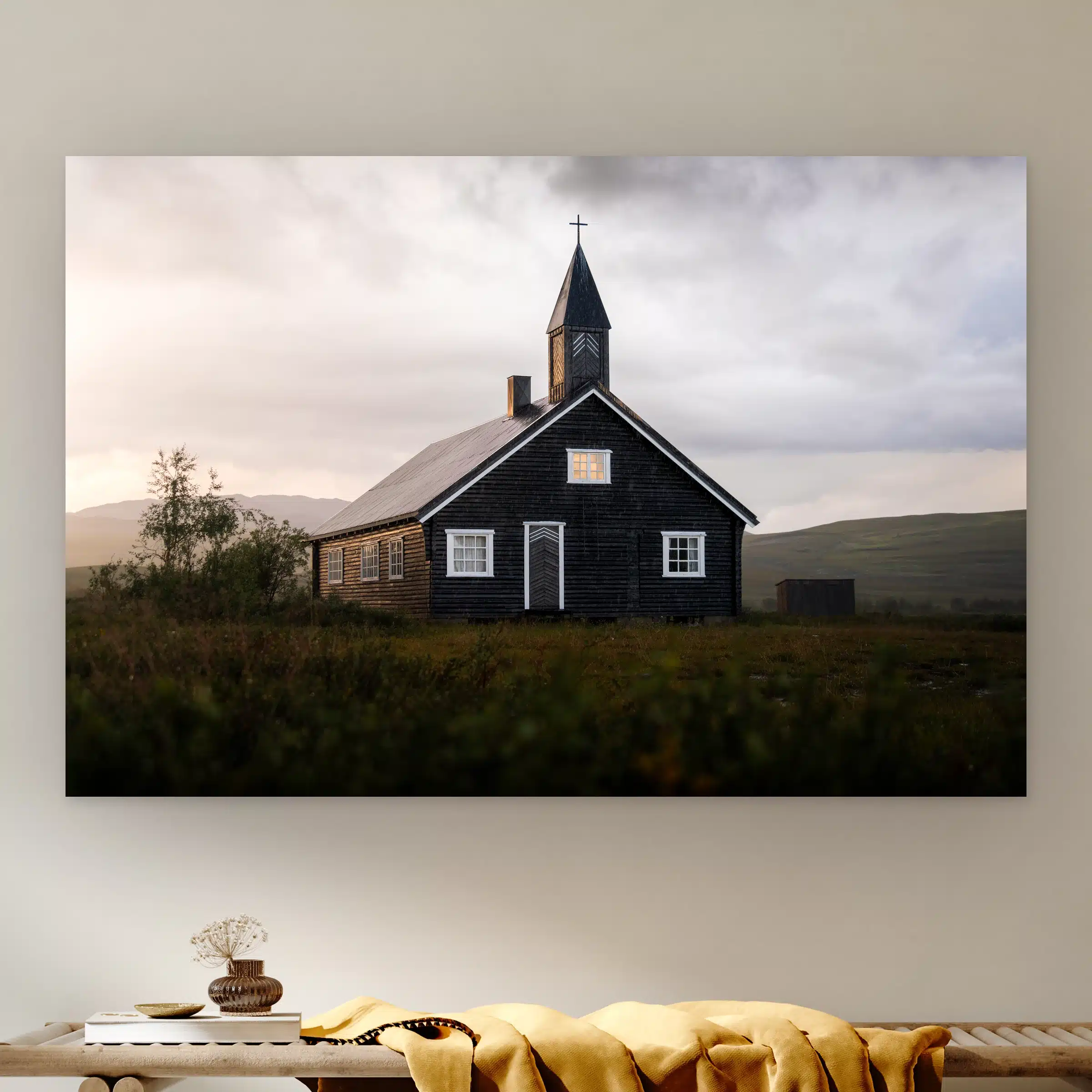 Noorwegen wanddecoratie: donkere houten kapel met witte kozijnen in een open heuvellandschap, als artframe aan de muur