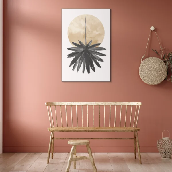 Abstracte hangende bloem aan een terracotta muur boven een houten bank