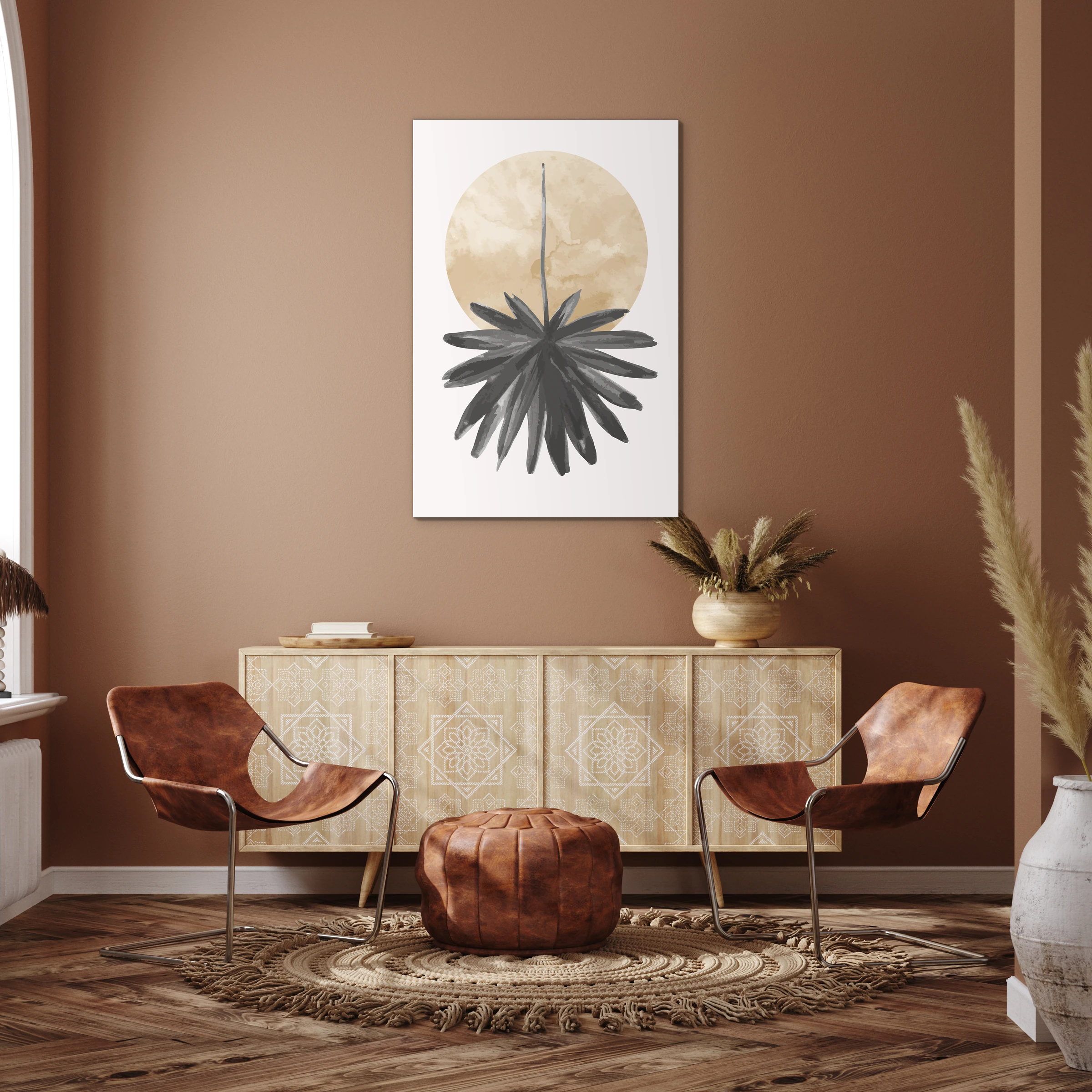 Abstracte hangende bloem aan een terracotta muur boven een dressoir
