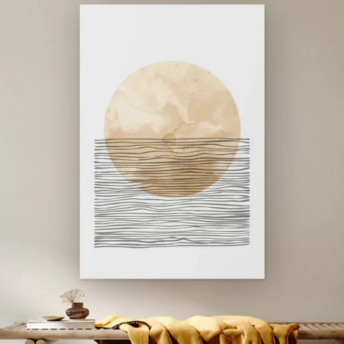 Abstracte horizonstrepen aan de muur boven een houten bank met een okergele plaid