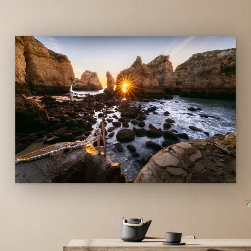 Portugal wanddecoratie: zon komt op tussen rotsen aan de kust bij Lagos, met zwemtrap en touw, als artframe aan de muur