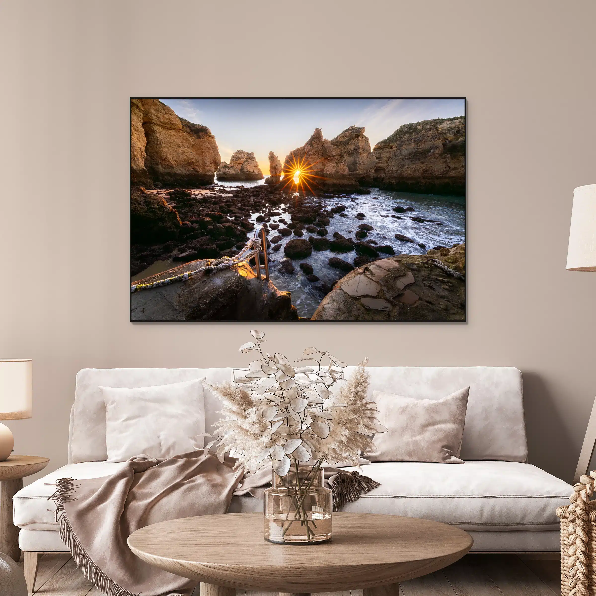 Alleen met de zon in de Algarve als artframe met slank zwart frame aan de muur