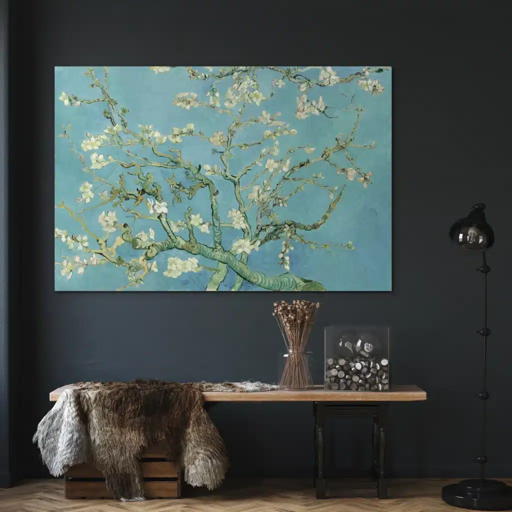 Amandelbloesem van Van Gogh aan een donkerblauwe muur boven een houten wandtafel met een vachtje