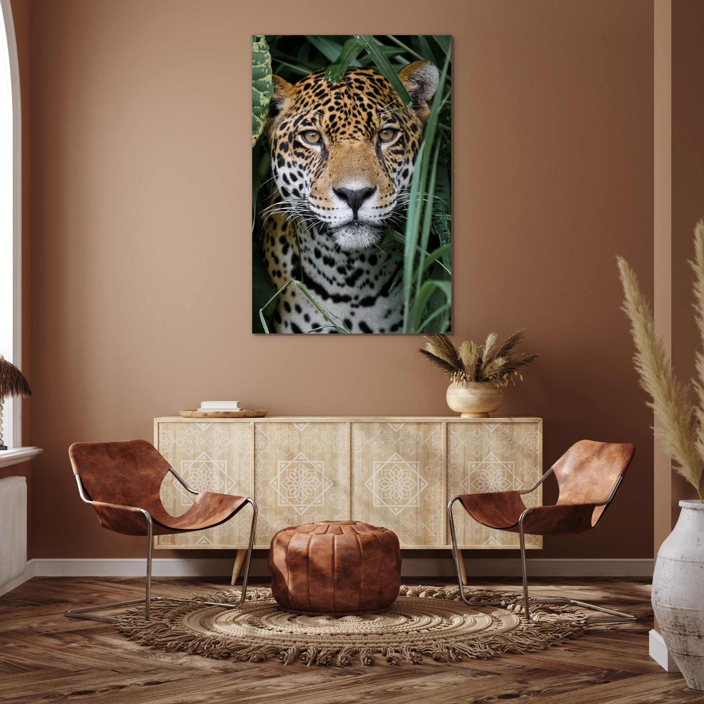 Amazone jaguar boven een licht houten dressoir tegen een terracotta muur