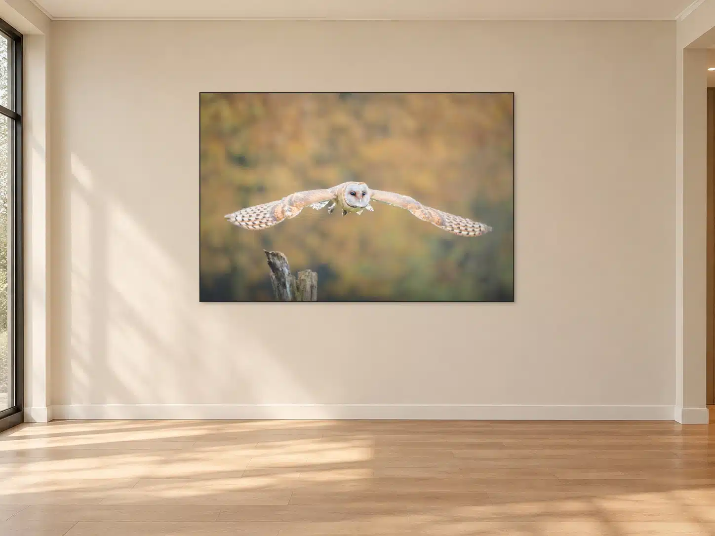 Groot artframe met een kerkuil in vlucht aan een zonnige beige wand