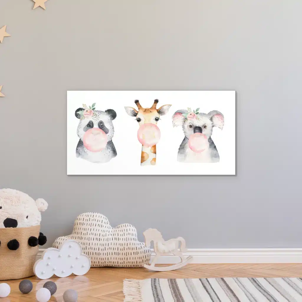 Bellenblazende dieren aan een grijze muur in een kinderkamer met houten sterren en knuffels