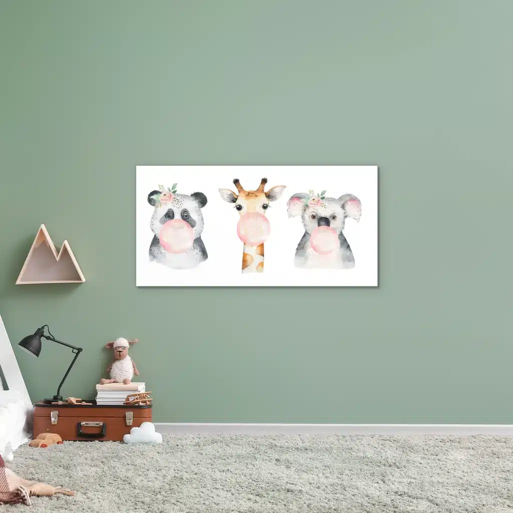 Bellenblazende dieren aan een saliegroene muur in een kinderkamer