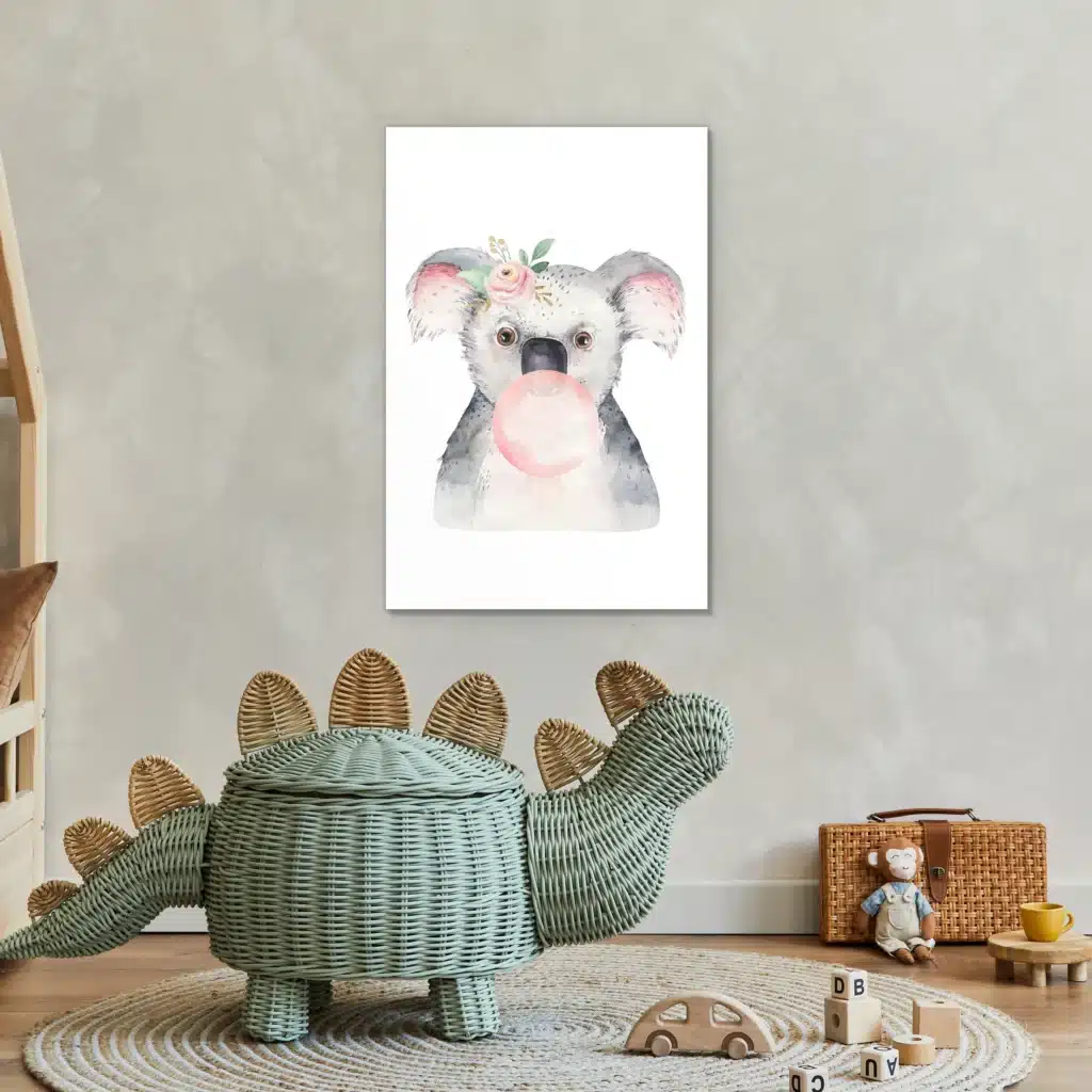 Bellenblazende koala in een kinderkamer boven een rieten dinomand en houten speelgoed