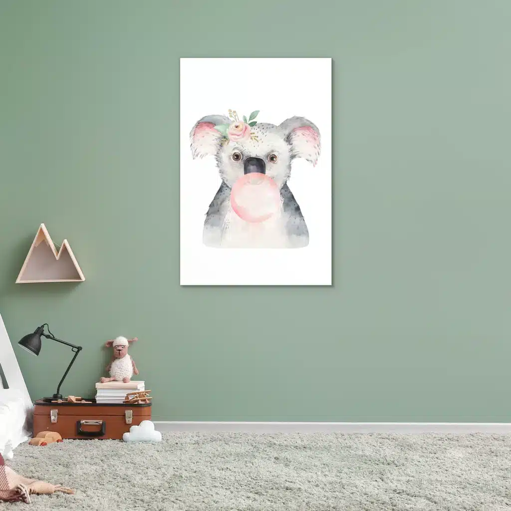 Bellenblazende koala in een kinderkamer aan een saliegroene muur boven een koffertje en knuffels