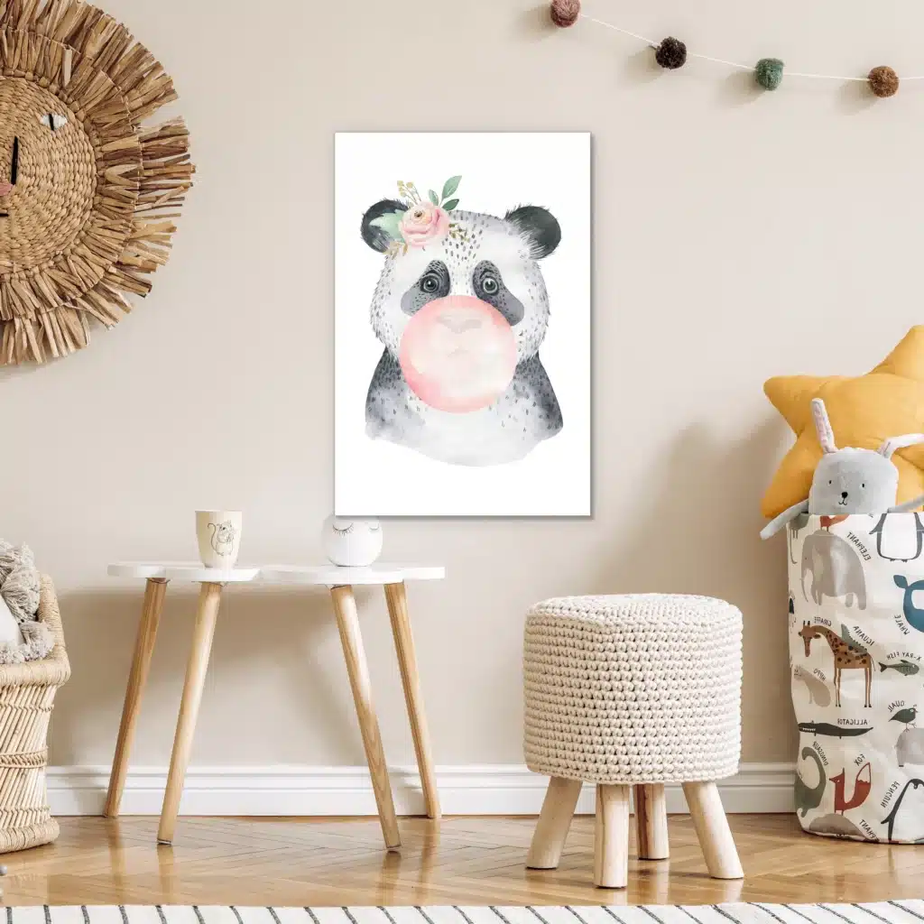 Bellenblazende panda in een kinderkamer boven een wit tafeltje en een gebreid krukje