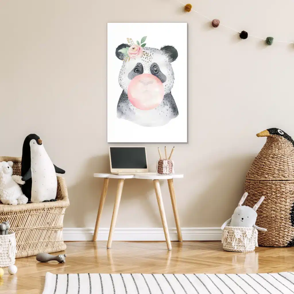 Bellenblazende panda boven een kinderbureautje, naast een knuffelpinguin in een rieten mand