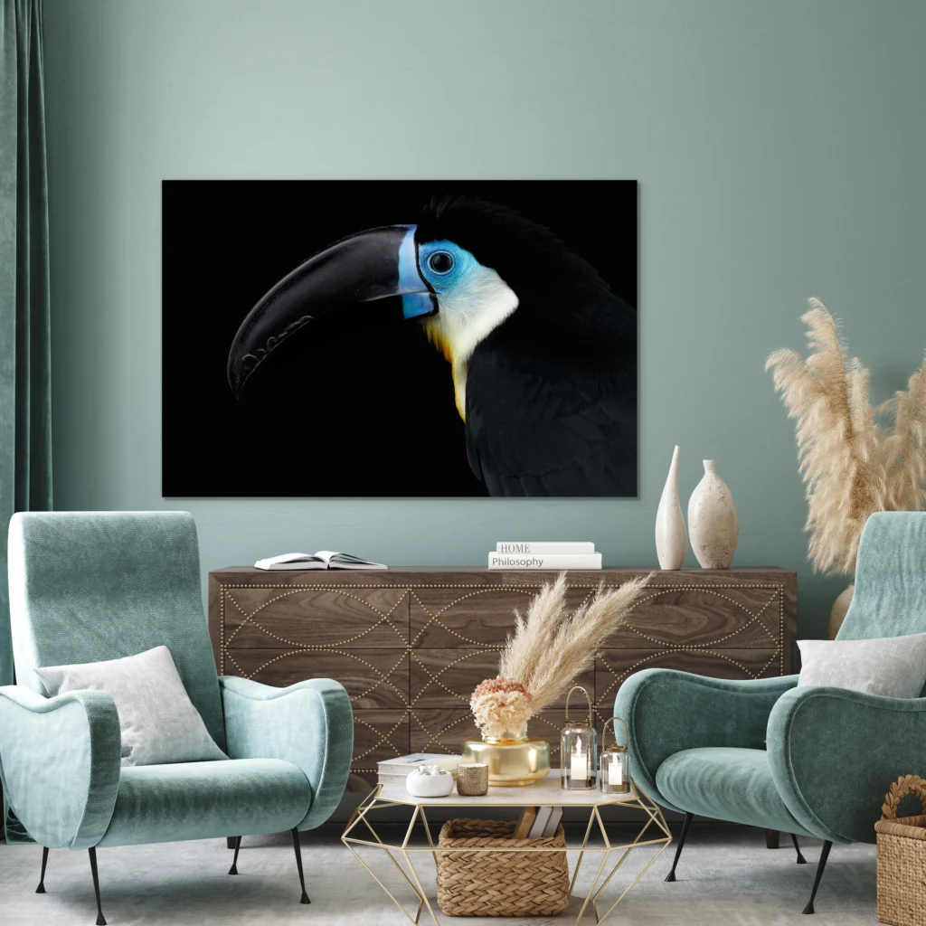 Blauwe toekan boven een notenhouten dressoir tussen twee mintgroene fauteuils
