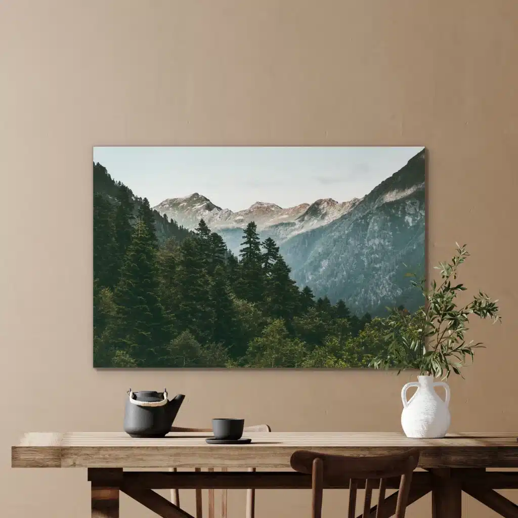 Bos in de bergen boven een houten eettafel met een olijftak in een kruik