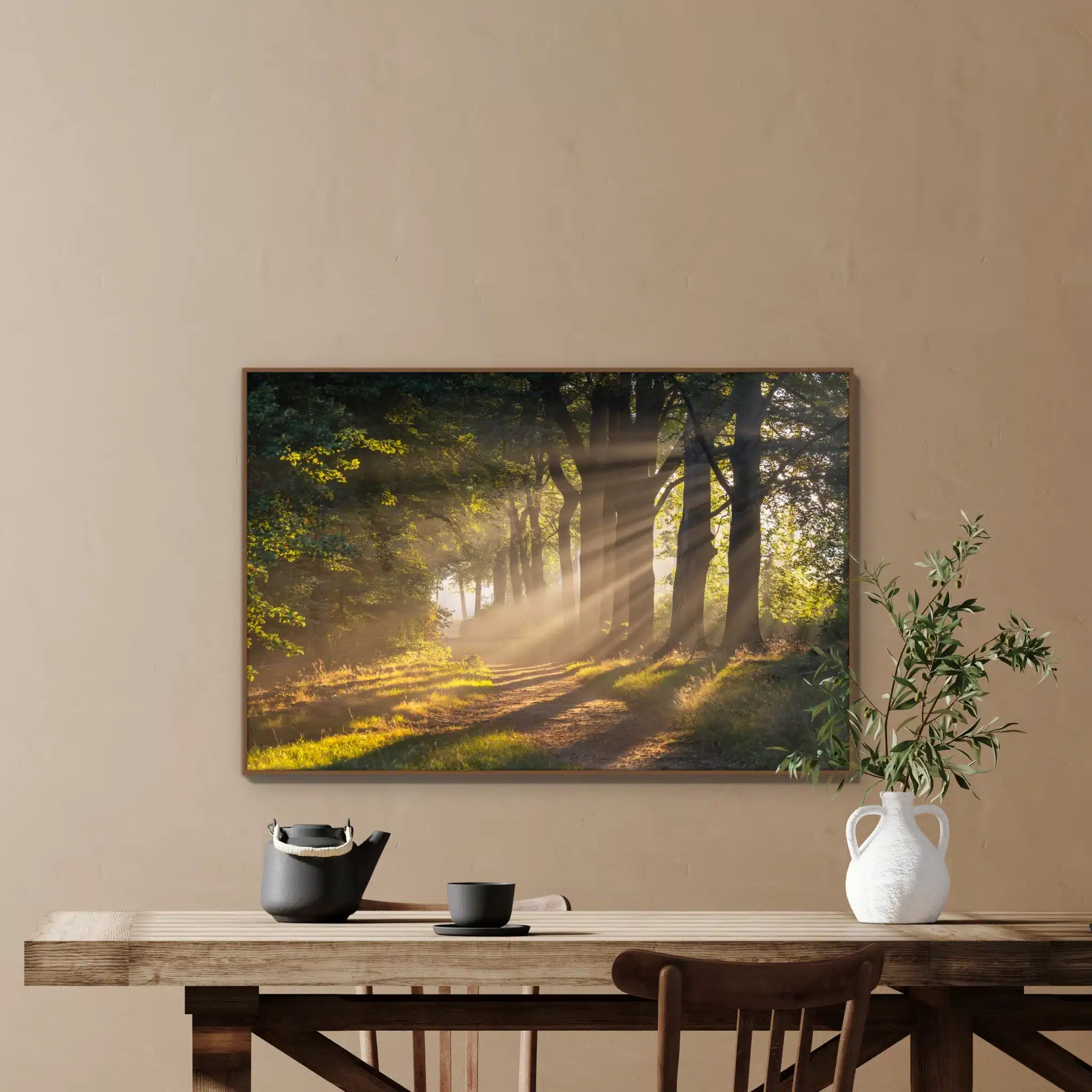 Bos wanddecoratie met houten frame boven een houten tafel: Bospad waar het licht doorbreekt