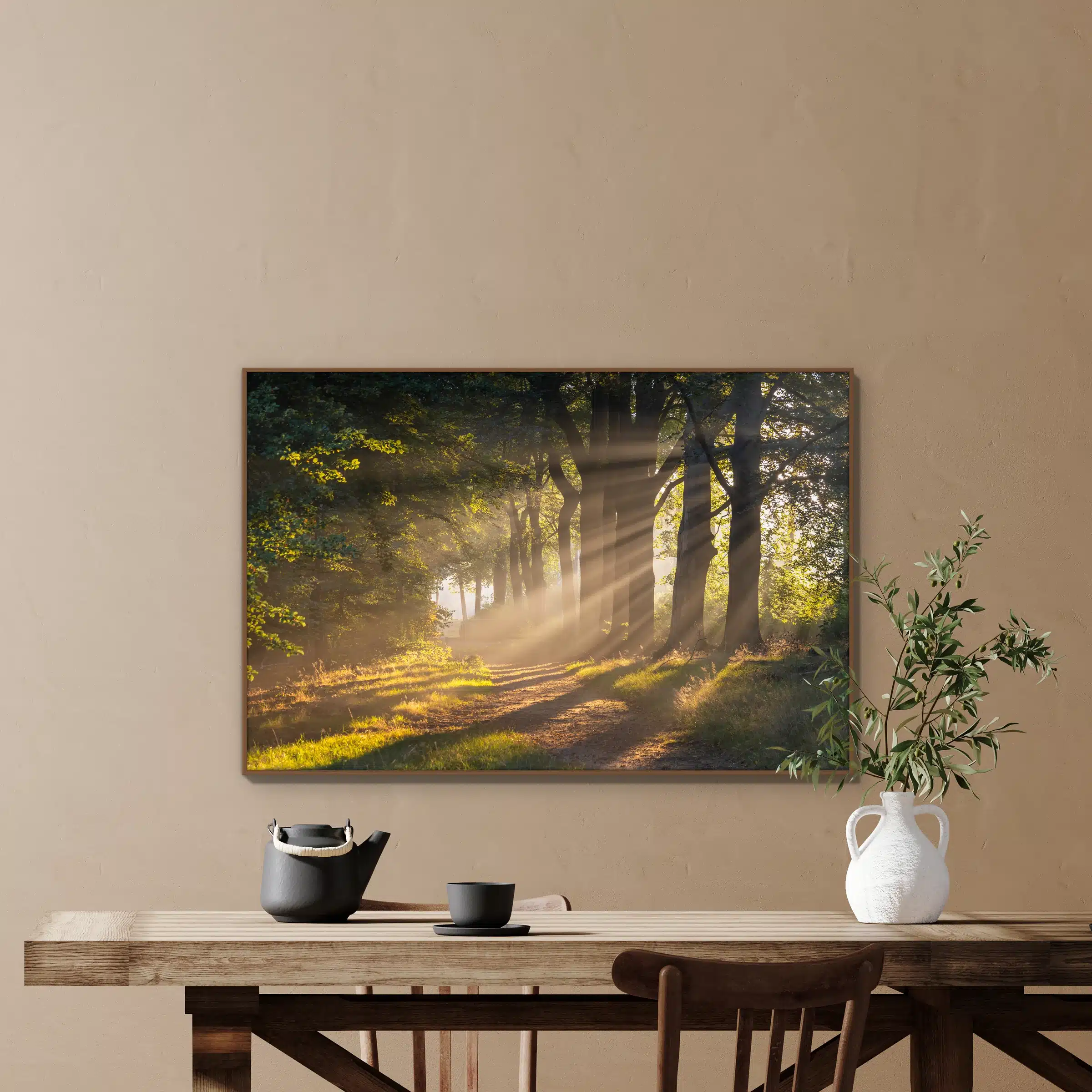 Bospad waar het licht doorbreekt als artframe met houten frame aan de muur