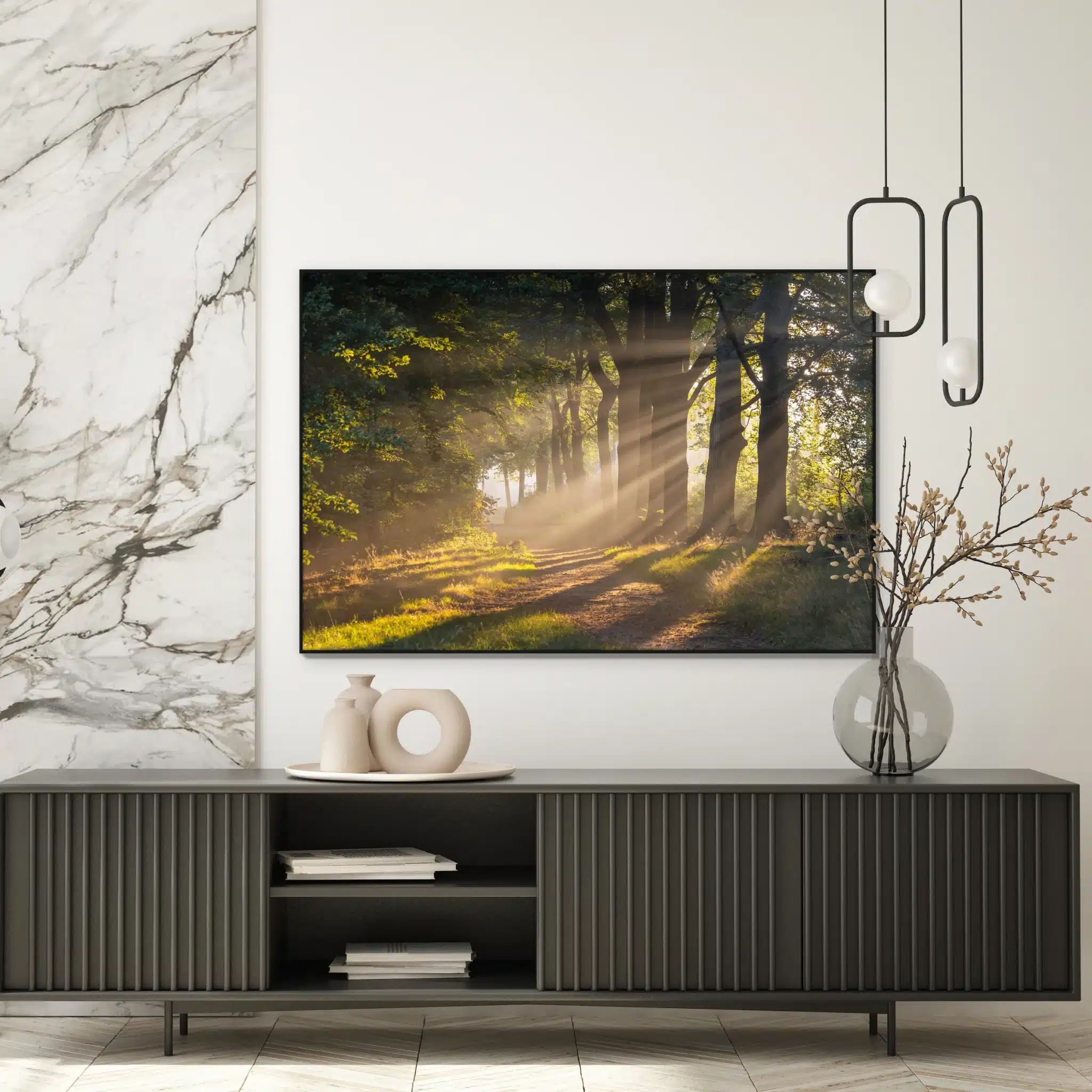 Bospad waar het licht doorbreekt als artframe met slank zwart frame aan de muur