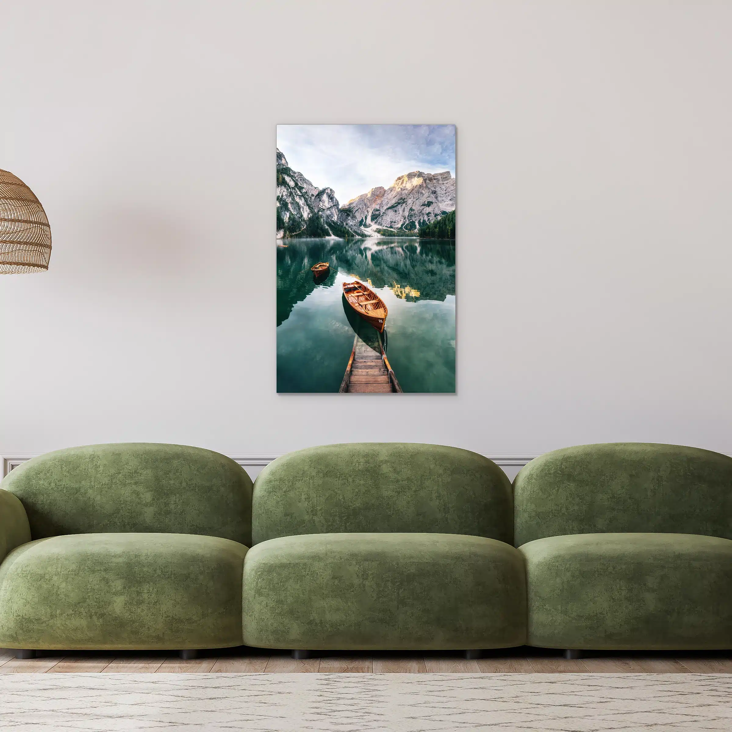 Boten op een bergmeer boven een saliegroene bank aan een lichte muur met lambrisering