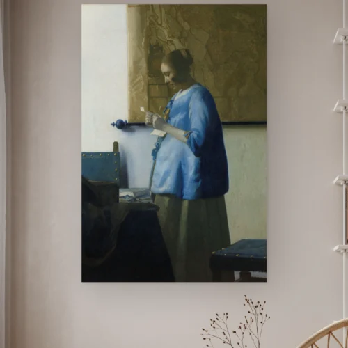 Brieflezende vrouw van Johannes Vermeer aan de muur in een lichte kamer met droogbloemen