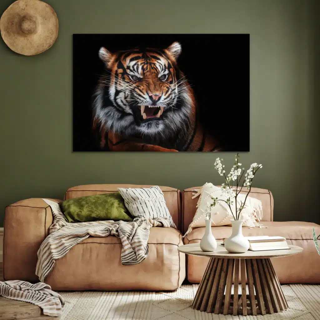 Brullende tijger aan een olijfgroene muur boven een cognac bank met een ronde houten salontafel