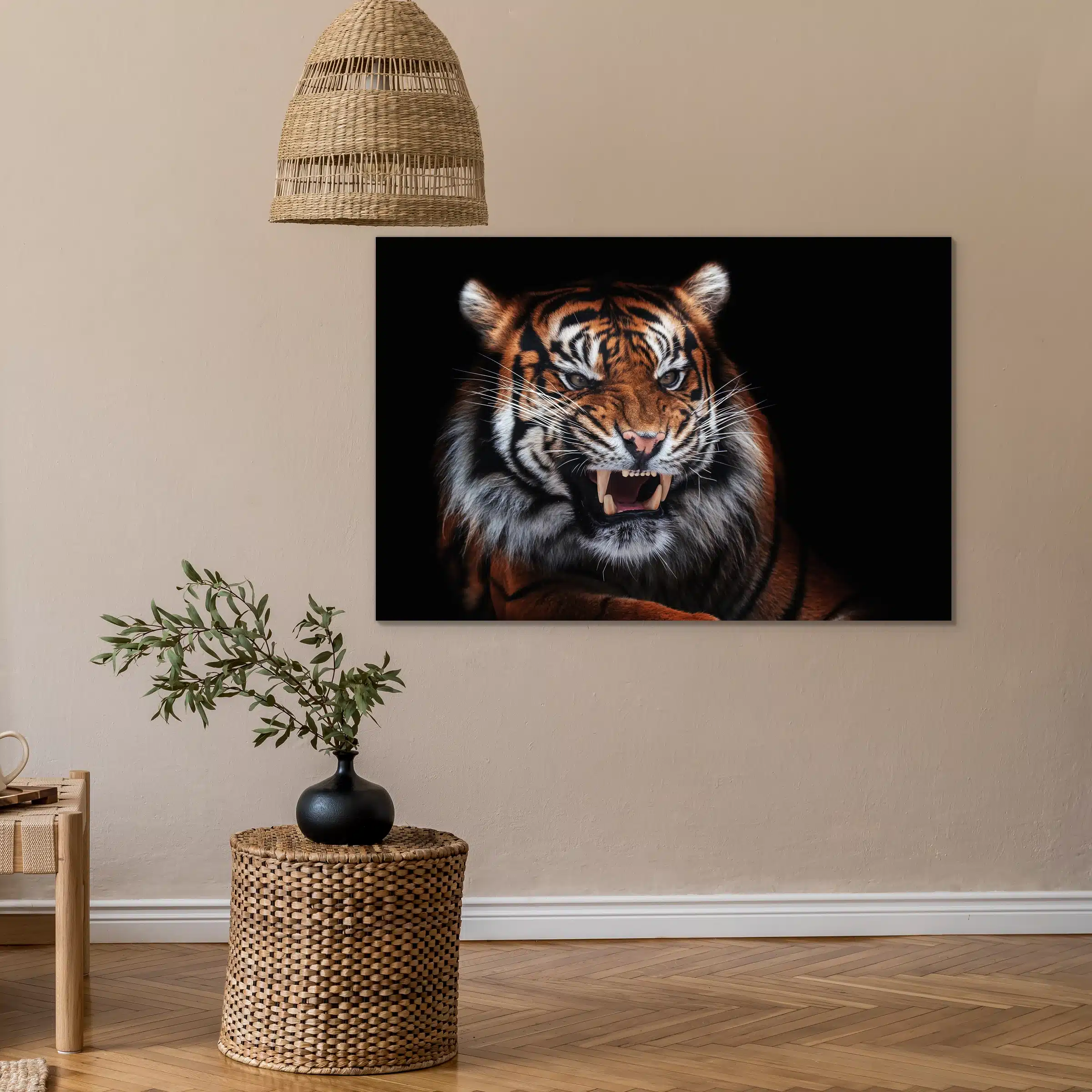 Brullende tijger aan een beige muur onder een rieten hanglamp, met een rieten bijzettafel