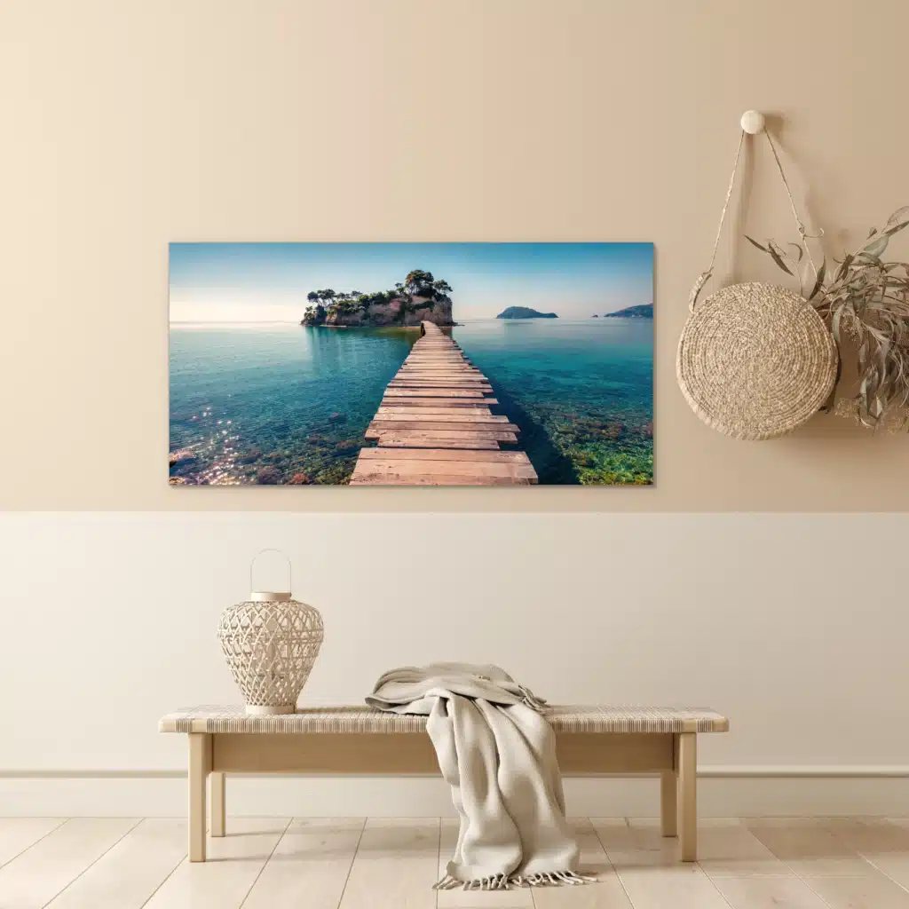 Cameo Island aan een beige muur boven een geweven bankje