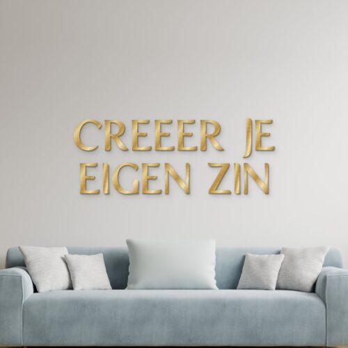 Creëer je eigen zin in goud geborsteld aluminium aan de muur boven een bank